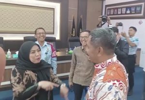 Komisioner KPU RI, Betty Epsilon Idroos saat mengunjungi Lapas Kelas II A Padang