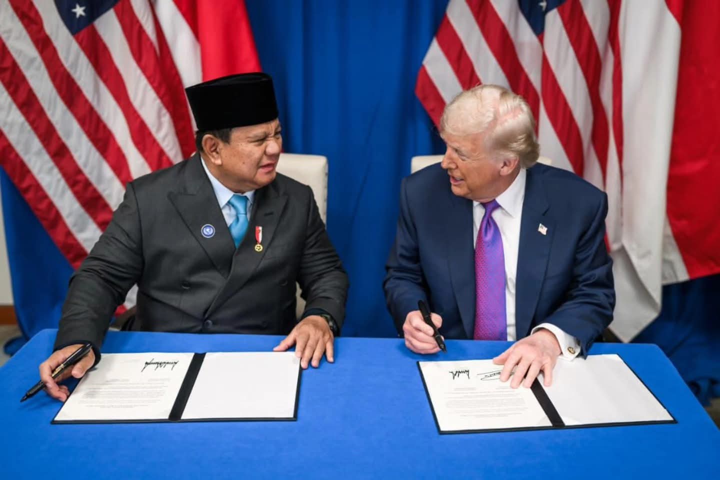 Presiden Prabowo Subianto saat penandatanganan kerjasama bilateral dengan Presiden Donald Trump